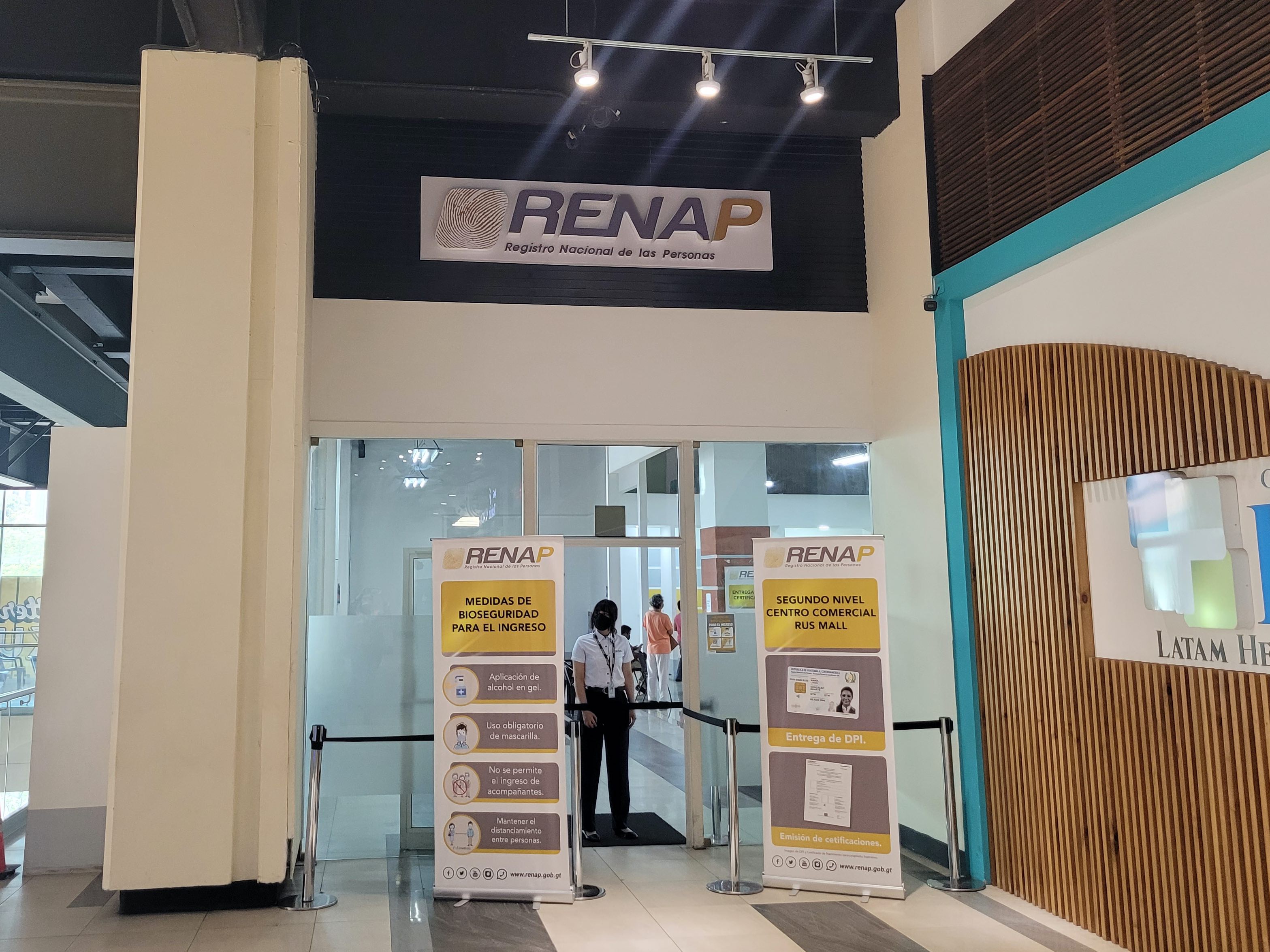 RENAP trabaja fines de semana en centros comerciales